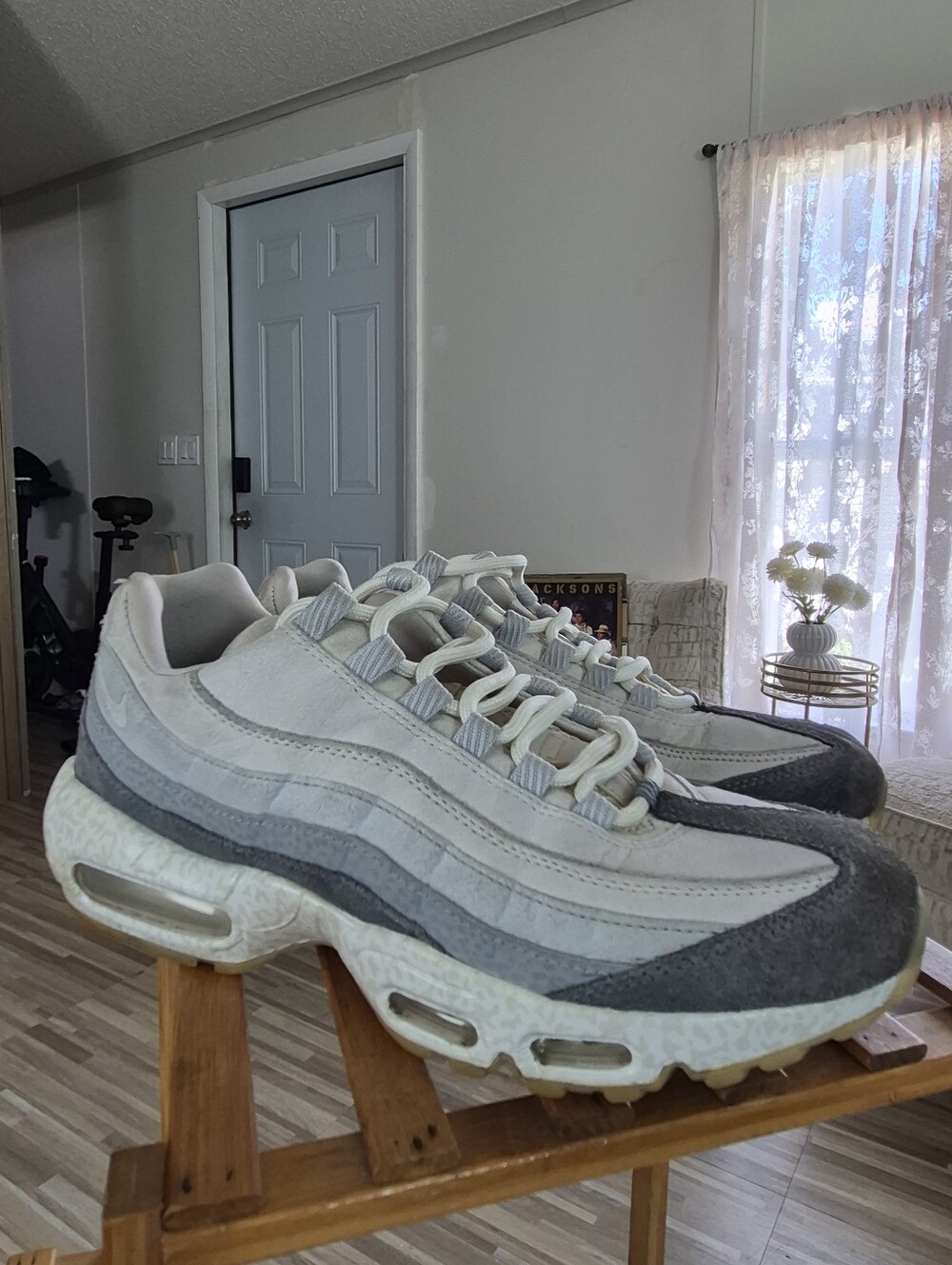 Nike Air Max 95 SE White & Gray Sneakers